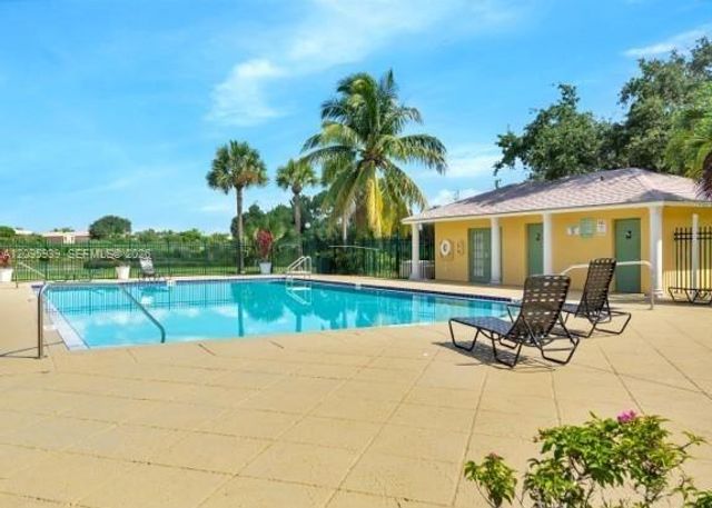 110 Meadows Circle 110, Boynton Beach, FL 33436