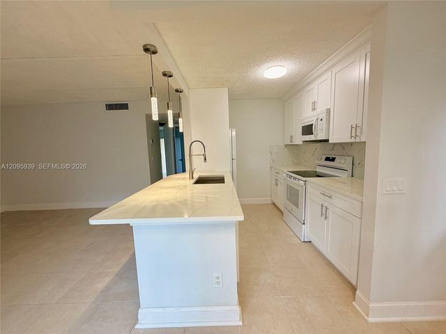110 Meadows Circle 110, Boynton Beach, FL 33436