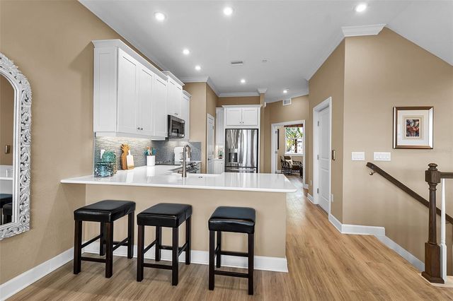 5589 CANNES CIRCLE, Sarasota, FL 34231