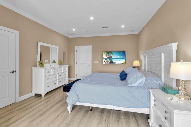 5589 CANNES CIRCLE, Sarasota, FL 34231