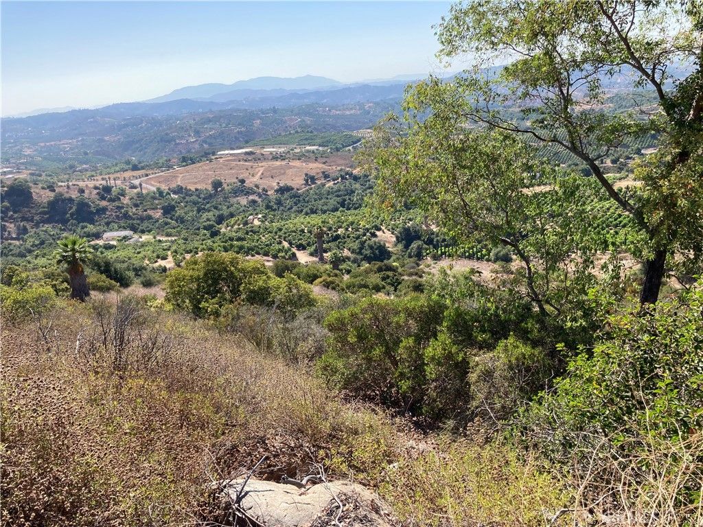 Image 5 of property listing at 37 El Calamar Road, Temecula, CA 92590