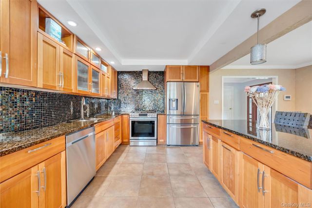 11 Ann Court, North Babylon, NY 11703