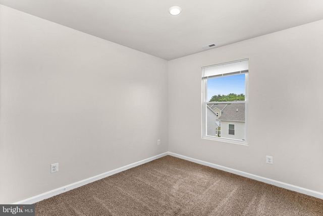 112 CRAMSFORD ST, Falling Waters, WV 25419