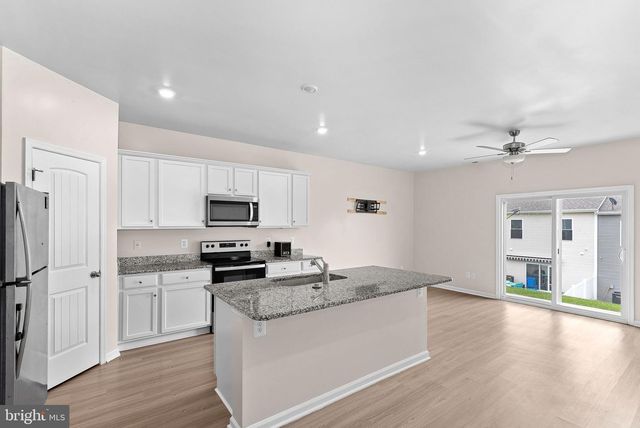 112 CRAMSFORD ST, Falling Waters, WV 25419