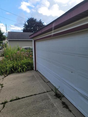 1607 E Newport AVENUE, Milwaukee, WI 53211