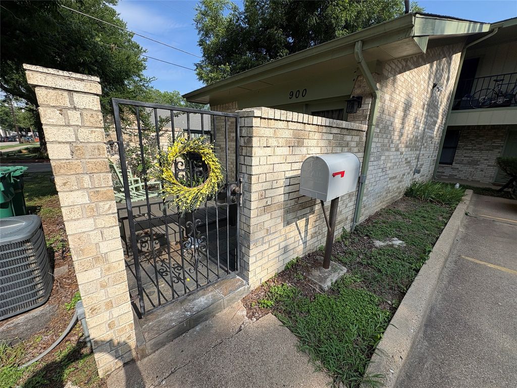 900 N Austin Street, Denton, TX 76201