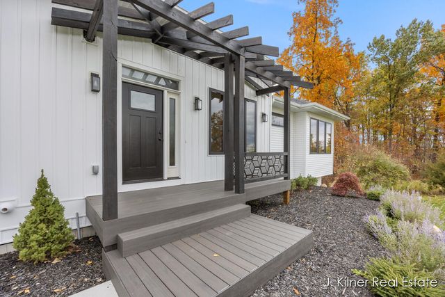 9465 Wabasis Pointe Drive NE, Greenville, MI 48838