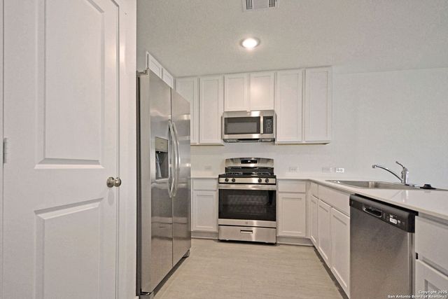 2414 LEGENDS CRK, New Braunfels, TX 78130
