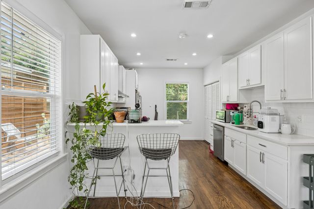 1008 S Oak Cliff Boulevard, Dallas, TX 75208