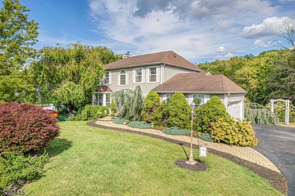 28 Fieldstone Dr, Vernon Twp., NJ 07461