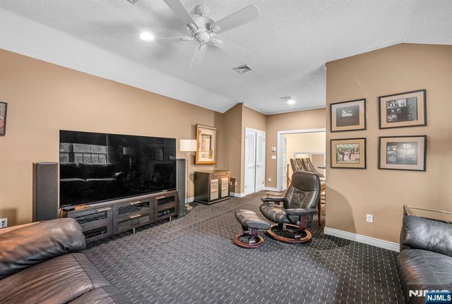 24 Vanderbeck Lane, Mahwah, NJ 07430