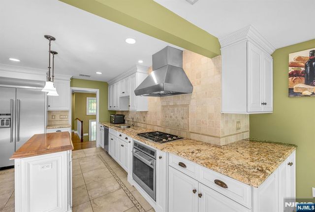 24 Vanderbeck Lane, Mahwah, NJ 07430