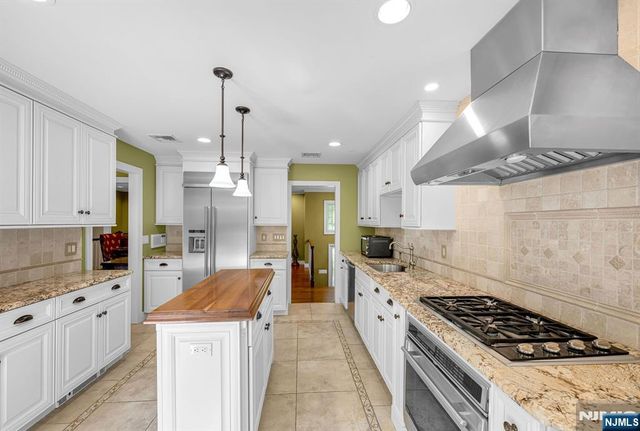 24 Vanderbeck Lane, Mahwah, NJ 07430