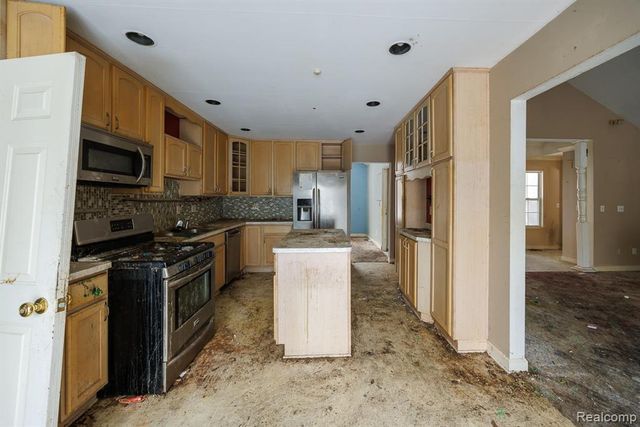 4394 N Center Road, Flint, MI 48506