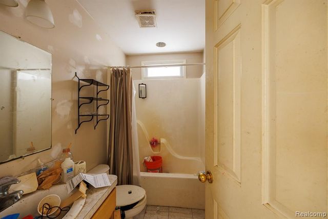 4394 N Center Road, Flint, MI 48506