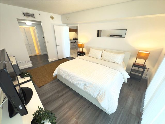 1750 N Bayshore Dr 4305, Miami, FL 33132