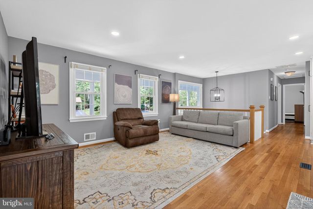 9801 MEADOW VALLEY DR, Vienna, VA 22181