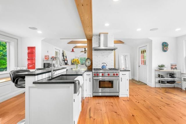 204 Waquoit Hwy, Falmouth, MA 02536