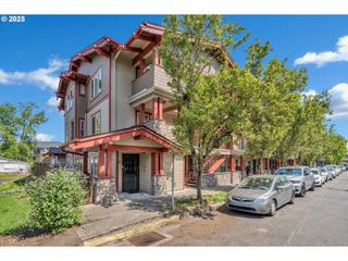 9817 Ne IRVING St 207, Portland, OR 97220