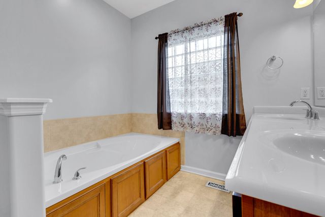 1004 Notting Hill Dr, Gallatin, TN 37066