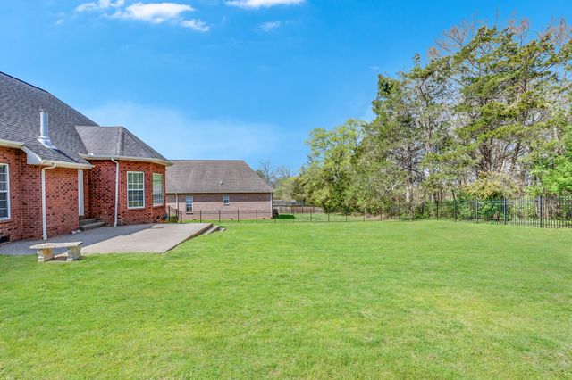 1004 Notting Hill Dr, Gallatin, TN 37066