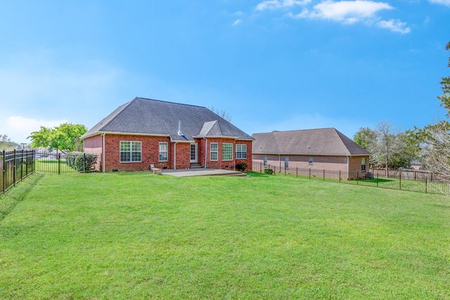 1004 Notting Hill Dr, Gallatin, TN 37066