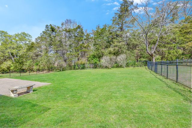 1004 Notting Hill Dr, Gallatin, TN 37066