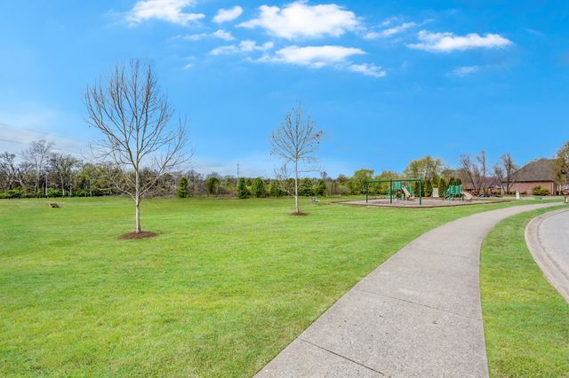 1004 Notting Hill Dr, Gallatin, TN 37066