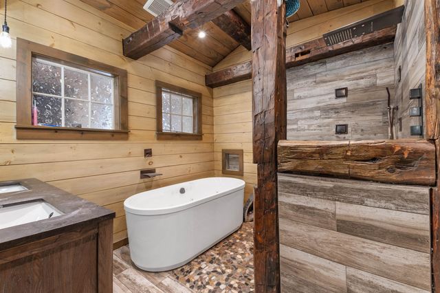 21 Bungy Road, Colebrook, NH 03576