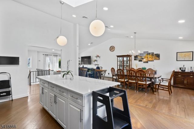 15 Wanda Ct, Clifton City, NJ 07014