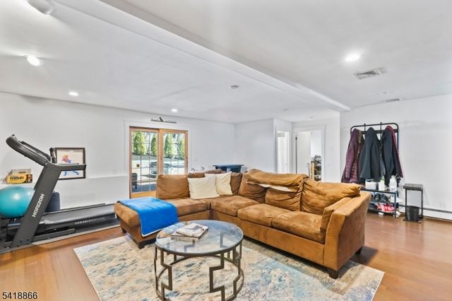 15 Wanda Ct, Clifton City, NJ 07014