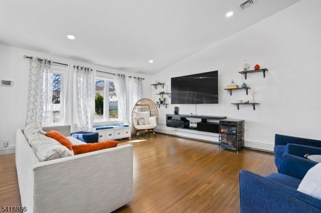 15 Wanda Ct, Clifton City, NJ 07014