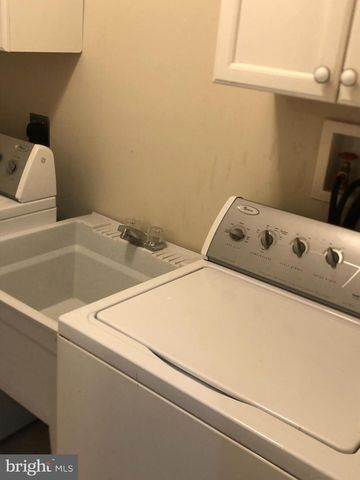 1403 SKYHAVEN CT, Herndon, VA 20170