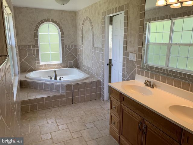 1403 SKYHAVEN CT, Herndon, VA 20170