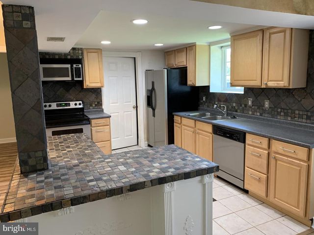 1403 SKYHAVEN CT, Herndon, VA 20170