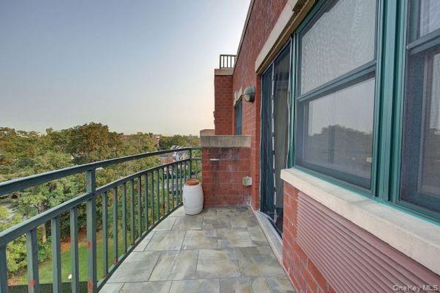 143-41 84 Drive 8B, Briarwood, NY 11435