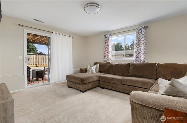 554 NW Fairhaven Drive, Oak Harbor, WA 98277