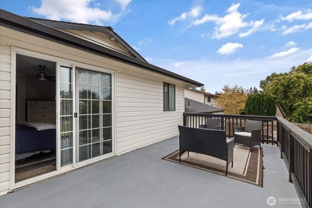 554 NW Fairhaven Drive, Oak Harbor, WA 98277