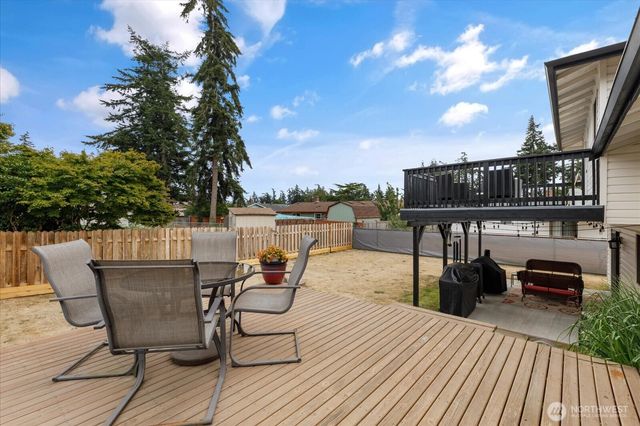 554 NW Fairhaven Drive, Oak Harbor, WA 98277