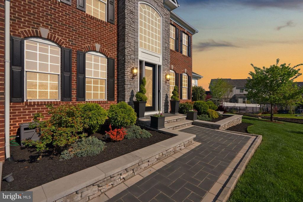 Image 2 of property listing at 707 CLAMOR CT, Fort Washington, MD 20744