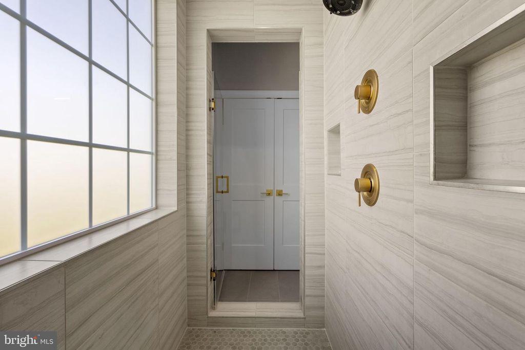 Image 21 of property listing at 707 CLAMOR CT, Fort Washington, MD 20744