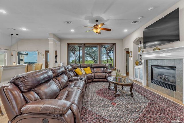 602 Mesa Rdg, San Antonio, TX 78258