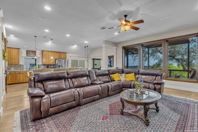 602 Mesa Rdg, San Antonio, TX 78258
