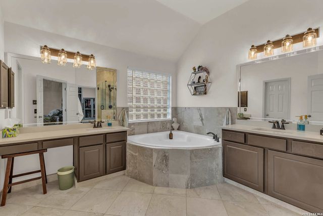 602 Mesa Rdg, San Antonio, TX 78258