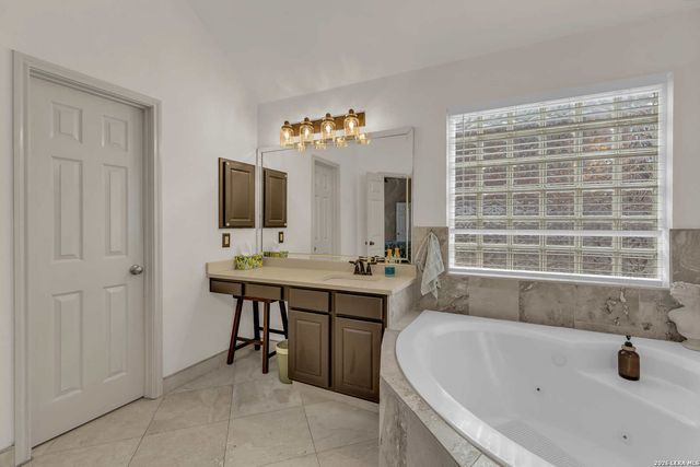 602 Mesa Rdg, San Antonio, TX 78258