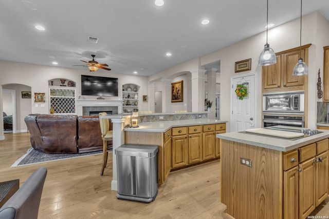 602 Mesa Rdg, San Antonio, TX 78258