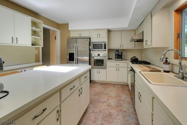 34 Bear Brook Ln, Livingston Twp., NJ 07039