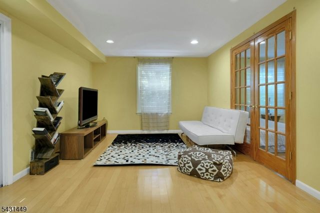 34 Bear Brook Ln, Livingston Twp., NJ 07039