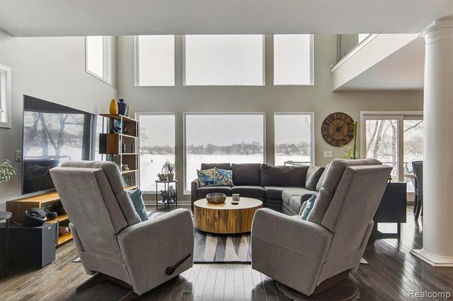 6780 Desmond Road, Waterford, MI 48329