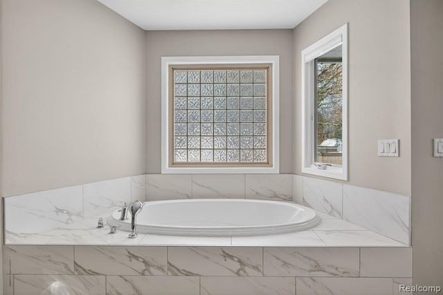 6780 Desmond Road, Waterford, MI 48329